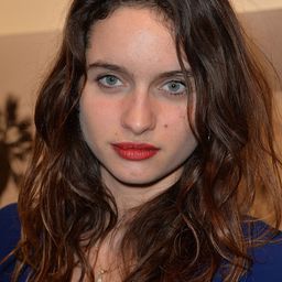 Clara Ponsot 飾演 Frances ado