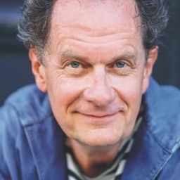 Oliver Törner 飾演 Oberer