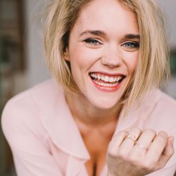 Sarah Elena Koch 飾演 Emily Fernandez