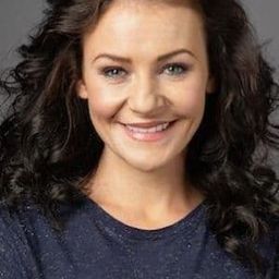 Kerri Quinn 飾演 Hilary