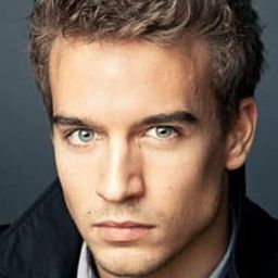 Pyotr Romanov 飾演 Igor