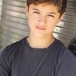 Diego Delpiano 飾演 Kip