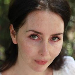 Geraldine O'Rawe 飾演 Eileen