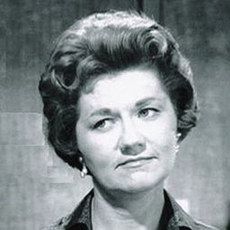 Marge Redmond 飾演 Cleo