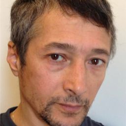 Sacha Bourdo 飾演 Le prof de russe