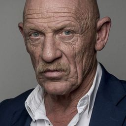 Joe Bausch 飾演 Maier