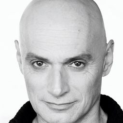 Jean Marchand - 變裝妖舞演員 飾演Frida