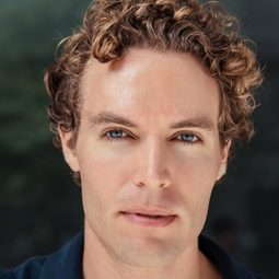 大衛·謝洛·詹姆士 飾演 Brad
