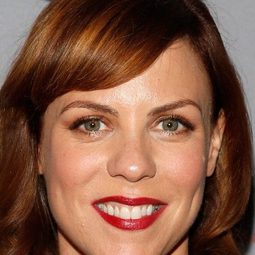 Sarah Burns - 兄弟是天生演員 飾演Margie Turley