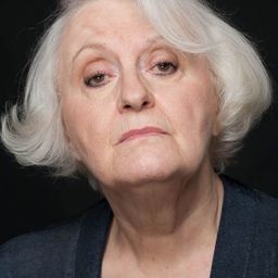 Abigail Hamilton 飾演 Miss Dunstan