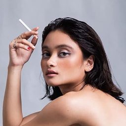 Nour Hooshmand 飾演 Erin