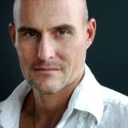 Douglas Arthurs 飾演 Charlie