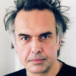 Nicolas Bouchaud 飾演 Paul Rossi