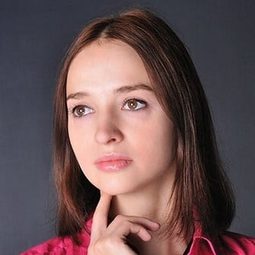 Anna Nikulina 飾演 Couple in Green