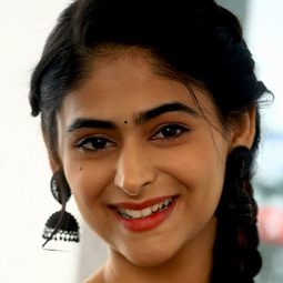 Palak Lalwani 飾演 