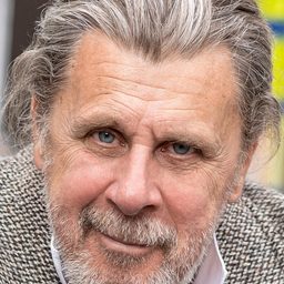 Paul Dewdney 飾演 Dave