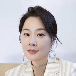 侯炳瑩 飾演 