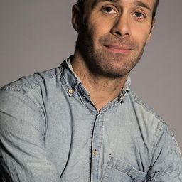 Nathan Barnatt 飾演 Announcer Froggie