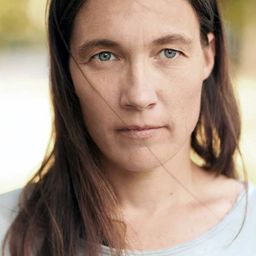 Katja Bürkle 飾演 Simone