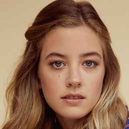 Mallory Bechtel 飾演 Bridget