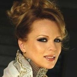 Inva Mula 飾演 Micaëla