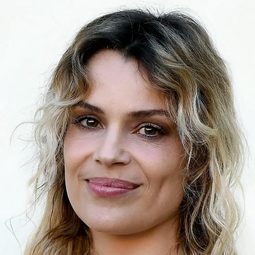 蜜琪娜拉瑪索蒂 飾演 Veronica