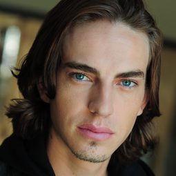 查斯·艾利森 - 花園裡的螢火蟲演員 飾演Christopher Lawrence