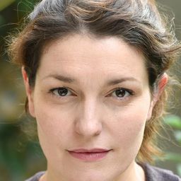 Aurélie Thépaut 飾演 Natalie