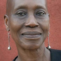 Germaine Acogny 飾演 Tanam