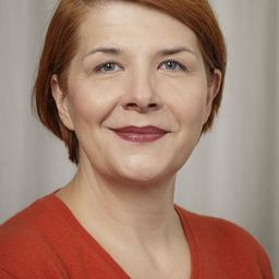 Susanne Böwe - 最後擊戰演員 飾演Heimleiterin