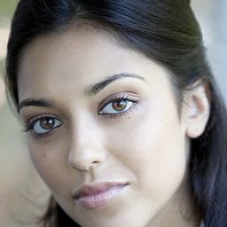 Kristy Best 飾演 Polly Perera