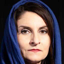 Έλενα Υφαντή - 邊境風暴演員 飾演Woman in Square