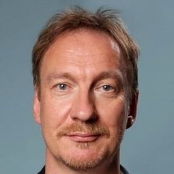 大衛杜里斯 飾演 Sir Patrick / Ares