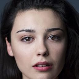 Carla Díaz 飾演 Teodora