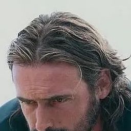 Daniel Freire 飾演 Doctor Estrada