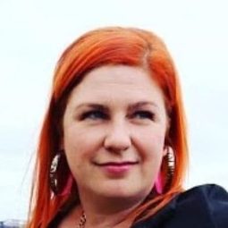 莎拉·鄧斯沃斯 飾演 Sarah