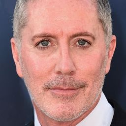 Michael McDonald 飾演 Young Cop