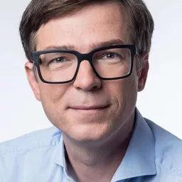 Ralph Caspers 飾演 Vater Findteisen