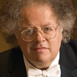 James Levine 飾演 Conductor