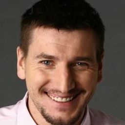 Aleksandr Ustyugov 飾演 