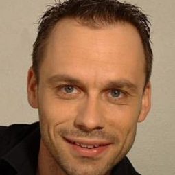 Arnaud Beunaiche 飾演 Edouard