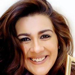 安姆麗塔·辛格 - 槍戰演員 飾演Ratnaprabha Dolas