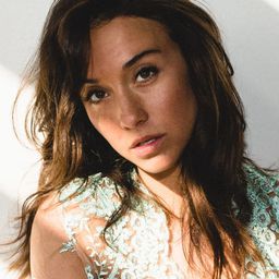 史黛拉·梅芙 飾演 Abby