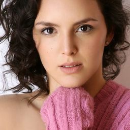 瑪莉安娜·卡布雷拉 飾演 Iris