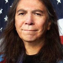 Rick Rosas 飾演 Buster