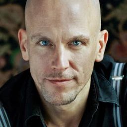 Lars Löllmann 飾演 Roland