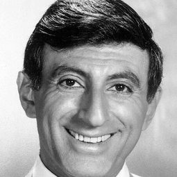Jamie Farr 飾演 Col. Frierick