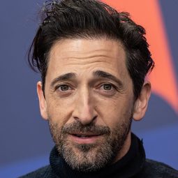 艾哲倫保迪 飾演 Mario Bellini