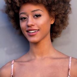 Stormi Maya 飾演 Lyft Passenger