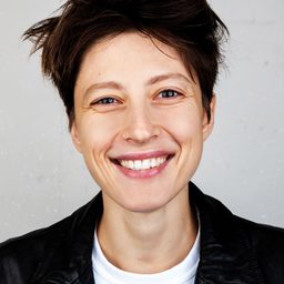 Julia Schunevitsch 飾演 Salas